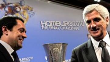 <b>DEPORTIVIDAD. </b>Los representantes de Valencia (Jordi Bruixola) y Atlético (Clemente Villaverde) se desearon suerte tras el sorteo.