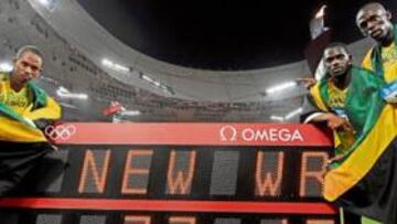 Los cuatro jamaicanos junto al crono