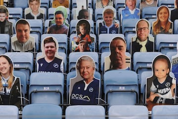 El estadio The Den de Millwall acogió el partido del equipo local contra el Swansea de la Championship inglesa. En la gradas vacías aparecieron, en los asientos, fotografías de seguidores de los ‘lions’ y, sorpresa, una de ellas era la de la reina Isabel. Lo que no está confirmado es la afición de Su Majestad por el Millwall.