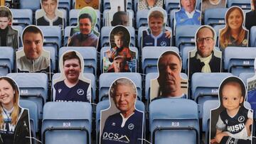 El estadio The Den de Millwall acogió el partido del equipo local contra el Swansea de la Championship inglesa. En la gradas vacías aparecieron, en los asientos, fotografías de seguidores de los ‘lions’ y, sorpresa, una de ellas era la de la reina Isabel. Lo que no está confirmado es la afición de Su Majestad por el Millwall.