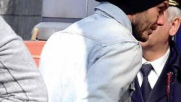 <b>CON MULETAS. </b>Beckham, ayer antes de viajar a Finlandia.