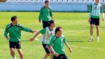 <b>LÍNEA DE CUATRO. </b>Muñiz ya tiene decidida la defensa mientras que la duda parece estar en el acompañante de Zigic en la delantera.