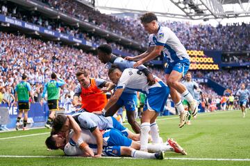 Javi Puado, autor de los dos goles del conjunto perico. En la imagen, sus compañeros se abalanzan sobre el delantero para celebrar el segundo tanto que marca en el minuto 46.