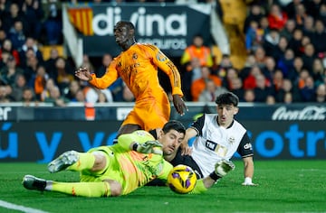 03/01/25 PARTIDO PRIMERA DIVISION ATRASADO DANA 
VALENCIA - REAL MADRID 
MENDY DIEGO LOPEZ COURTOIS