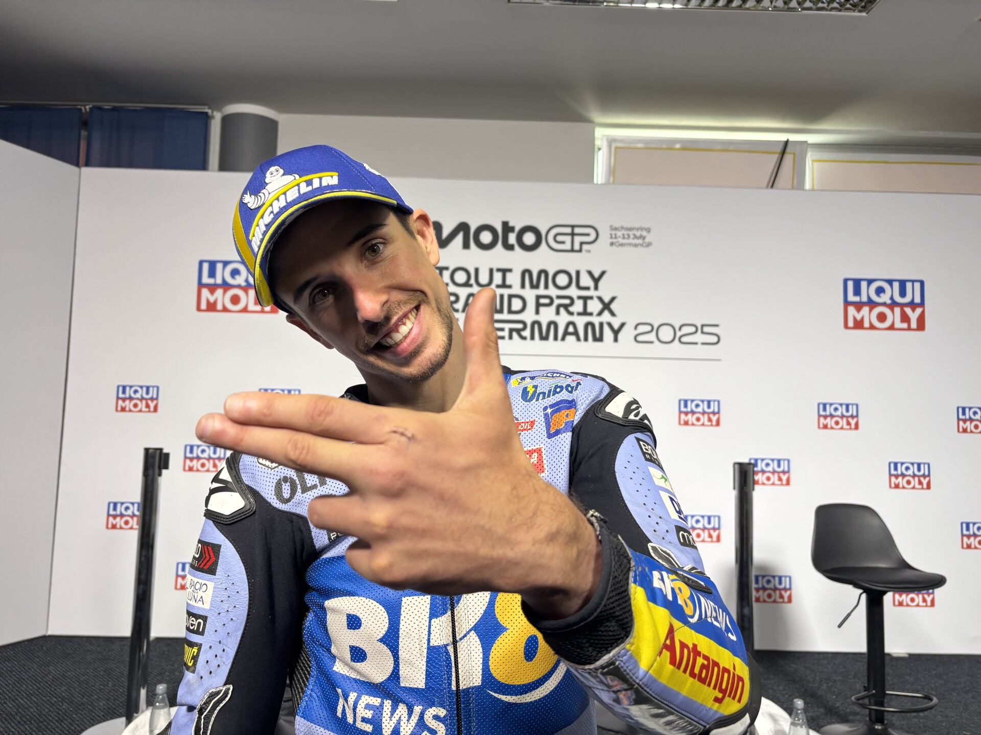 Álex Márquez aún tiene tres puntos en su mano izquierda.