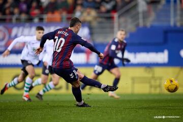 Aketxe pudo recibir cómodo durante todo el partido y terminó haciendo, desde el punto de penalty, el gol de la sentencia.