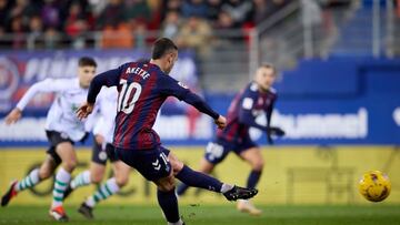 Aketxe pudo recibir cómodo durante todo el partido y terminó haciendo, desde el punto de penalty, el gol de la sentencia.