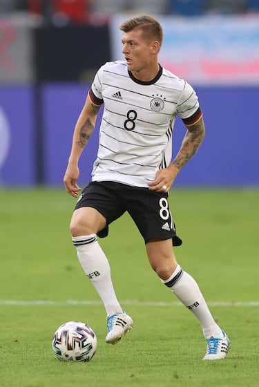 Centrocampista alemán que ingresó en el Madrid como campeón del mundo en 2014 tras ganar el Mundial celebrado en Brasil. Forma con Casemiro y con Modric una de las mejores líneas de centrocampistas del mundo: suele ocupar el puesto de interior izquierda, pero lo que hace es dominar todo el frente del ataque. Con la selección alemana ha acudido a tres fases finales de la Eurocopa con 11 partidos jugados. Con el Madrid suma 320 partidos, con 22 goles anotados y ¡80 asistencias! dadas.