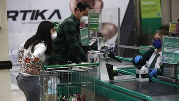 Santiago 17 mayo 2020  FiscalizaciÃ³n de inspectores municipales sanitarios en supermercados de Las Condes.  Marcelo Hernandez/Aton Chile