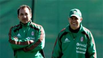 POLÉMICA. Muchos aficionados mexicanos no entendieron los cambios dispuestos por Aguirre frente a Uruguay.