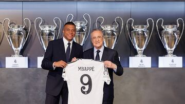 MADRID, 16/07/2024.- El francés Kylian Mbappé posa junto al presidente del Real Madrid Florentino Pérez durante su presentación como nuevo jugador del club, este martes en el estadio Santiago Bernabéu de Madrid. Mbappé ha firmado este martes el contrato que le une al conjunto blanco para las próximas cinco temporadas. EFE/EFE/Real Madrid/SOLO USO EDITORIAL/SOLO DISPONIBLE PARA ILUSTRAR LA NOTICIA QUE ACOMPAÑA (CRÉDITO OBLIGATORIO)