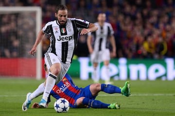 Higuaín durante el encuentro de vuelta de cuartos de final de la Champions League ante el FC Barcelona en el Camp Nou.