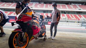 M&aacute;rquez observa la Honda de Bradl durante su visita a Montmel&oacute;.