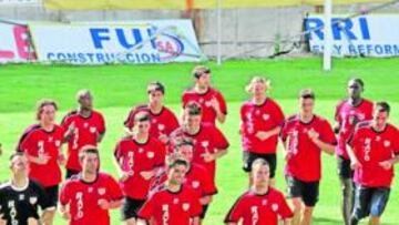 <b>AL TAJO. </b>Aganzo y Collantes encabezan uno de los grupos en que se dividió ayer la plantilla rayista.