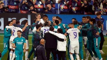 Soccer Football - Champions League Final - Liverpool v Real Madrid - Stade de France, Saint-Denis near Paris, France - May 28, 2022  Real Madrid players celebrate after winning the Champions League REUTERS/Gonzalo Fuentes