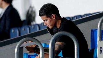 James Rodríguez en la tribuna durante un partido de Real Madrid.