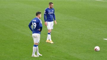 James Rodríguez y Gylfi Sigurdsson durante un partido con Everton.