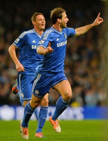 Branislav Ivanovic celebra el 0-1.