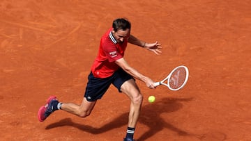 Daniil Medvedev golpea la pelota de revés en su partido contra Alexander Bublik en el Madrid Open.