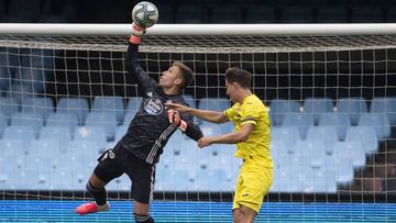 Rub&eacute;n Blanco despeja un bal&oacute;n durante el partido de la Liga Santander entre el Celta de Vigo y el Villarreal.