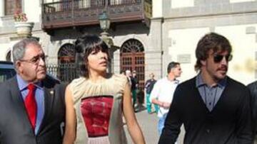 <b>DE PASEO. </b>Raquel y Fernando pasearon junto al alcalde de Teror.