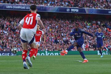 0-1. Avanza Ousmane Dembélé y se apoya en la banda derecha con Khvicha Kvaratskhelia. El georgiano se enfrenta a dos rivales en el área de los gunners, da un pase atrás en donde llega el mosquito, que la pega con la izquierda y de primeras, para mandar el balón ajustado al palo izquierdo de David Raya y anotar el primer tanto para los parisinos.