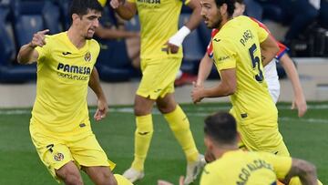 Villarreal&#039;s Spanish forward Gerard Moreno (L) kicks the ball during the Spanish league football match Villarreal CF against Deportivo Alaves at La Ceramica stadium in Vila-real on September 30, 2020. (Photo by JOSE JORDAN / AFP)