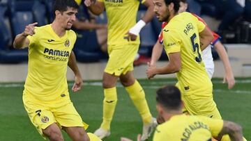 Villarreal's Spanish forward Gerard Moreno (L) kicks the ball during the Spanish league football match Villarreal CF against Deportivo Alaves at La Ceramica stadium in Vila-real on September 30, 2020. (Photo by JOSE JORDAN / AFP)