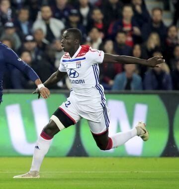 Lateral izquierdo. Lyon. 23 a?os, Abidal se ha fijado en ¨¦l como posible lateral suplente para Jordi Alba. El conocimiento del nuevo secretario t¨¦cnico sobre el mercado franc¨¦s podr¨ªa ayudar a adelantar el fichaje de un jugador en progresi¨®n seg¨²n los expertos. Si fichaje ser¨ªa asequible. Su valor de mercado es de 12 millones de euros.