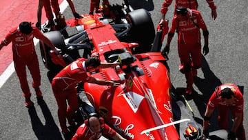 Los mec&aacute;nicos de Ferrari empujando a Kimi Raikkonen al box durante los test de Barcelona.