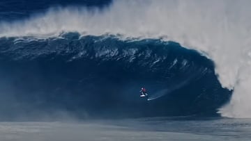 Matt Etxebarne surfeando una ola gigante en foil