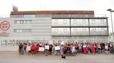 Con tarjetas rojas y pancartas reivindicativas los manifestantes piden la dimisión del presidente de la RFEF, Luis Rubiales.