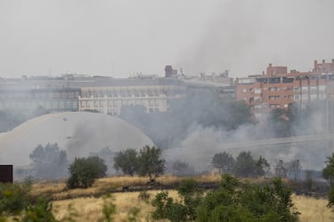 El incendio se originó en la calle Párroco Eusebio Cuenca, en una zona sin urbanizar cercana al Espacio Delicias y el Museo del Ferrocarril, en Madrid.