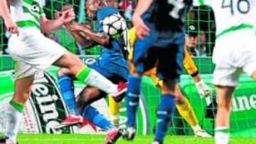 <b>DE REBOTE. </b>El tiro de Cesc Fábregas que rebotó en Gallas y se coló.