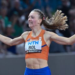 Femke Bol, del suelo al doblete