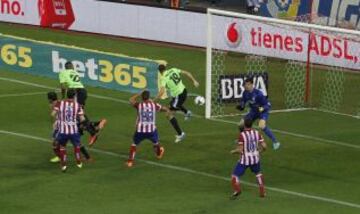 Oriol Riera marca el 2-1.