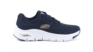 Chollo del día: por menos de 54 euros, estas Skechers Arch Fit azul marino para hombre que no pesan nada en Amazon.