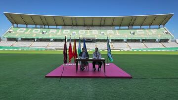 Antonio Monterrubio y José María Bellido firman el acuerdo de patrocinio del Ayuntamiento de la ciudad.