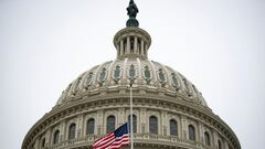 La bandera estadounidense ondea a media asta en el Capitolio de los Estados Unidos en el quinto d&iacute;a del juicio pol&iacute;tico del ex presidente de los Estados Unidos, Donald Trump, acusado de incitar al ataque mortal contra el Capitolio de los Estados Unidos, en Washington, Estados Unidos, el 13 de febrero de 2021.