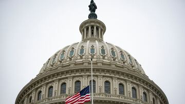 La bandera estadounidense ondea a media asta en el Capitolio de los Estados Unidos en el quinto día del juicio político del ex presidente de los Estados Unidos, Donald Trump, acusado de incitar al ataque mortal contra el Capitolio de los Estados Unidos, en Washington, Estados Unidos, el 13 de febrero de 2021.