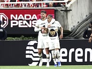 Pumas' midfielder #21 Uriel Antuna (R) celebrates scoring his team's first goal during the Liga MX Clausura football match between Guadalajara and Pumas at Akron stadium in Zapopan, Jalisco state, Mexico, on April 5, 2026. (Photo by Ulises Ruiz / AFP)