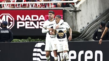 Pumas' midfielder #21 Uriel Antuna (R) celebrates scoring his team's first goal during the Liga MX Clausura football match between Guadalajara and Pumas at Akron stadium in Zapopan, Jalisco state, Mexico, on April 5, 2026. (Photo by Ulises Ruiz / AFP)