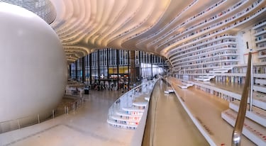 Es una de las bibliotecas más espectaculares y futuristas del mundo, conocida popularmente como "El Ojo de Binhai". El diseño fue realizado por el estudio holandés MVRDV. La biblioteca se concibió como un gran espacio social y cultural.