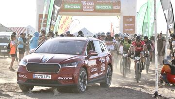 Imagen de la salida de la cuarta etapa de la Skoda Titan Desert.