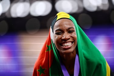 Thea Lafond celebra ganar la medalla de plata tras la final de triple salto femenino.