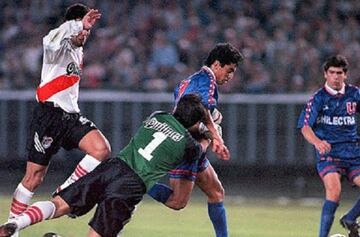 En la semifinal de vuelta de la Libertadores de 1996, a la U no le cobraron un claro penal de Germán 'Mono' Burgos en contra de Esteban Valencia. En un partido parejo, River Plate venció por 1-0 y accedió a la final del certamen.