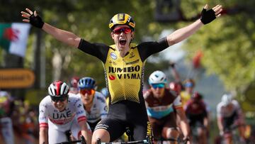Van Aert celebra su triunfo en el Tour de Francia.