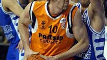 <b>PALIZÓN.</b> El jugador argentino-alemán del Pamesa Federico Kammerichs intenta salvar la oposición del croata Damir Tvrdic, del KK Zadar, en el encuentro de ida de cuartos de final de la Copa ULEB, que ganó el conjunto valenciano por 105 - 84.