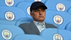 Jos&eacute; Mourinho, en la grada del estadio del Manchester City en agosto de 2017, cuando acudi&oacute; a ver un partido de Premier contra el Everton.