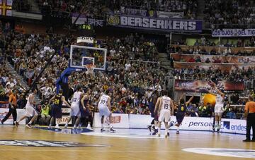 El Real Madrid ganó su 24ª Copa del Rey en Málaga en el último segundo. Mirotic, por entonces en el equipo blanco, fue el MVP de un torneo que decidió Sergio Llull desde la esquina. El Barça había remontado con un parcial de 8-0 (del 68-75 al 76-75) y un 2+1 de Brad Oleson. Quedaban ocho segundos y ocho décimas cuando Sergio Rodríguez corrió hacia su campo y ante el acoso de Sada y Papanikolaou, decidió doblar el balón a la esquina donde Llull armó el brazo y lanzó: 76-77 para el Madrid.
